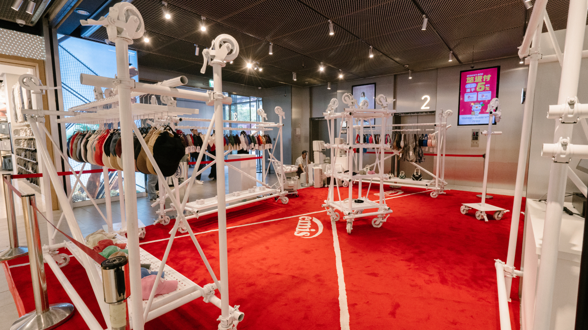 emis台中快閃店共80多款帽、韓國熱銷愛心包等新品。