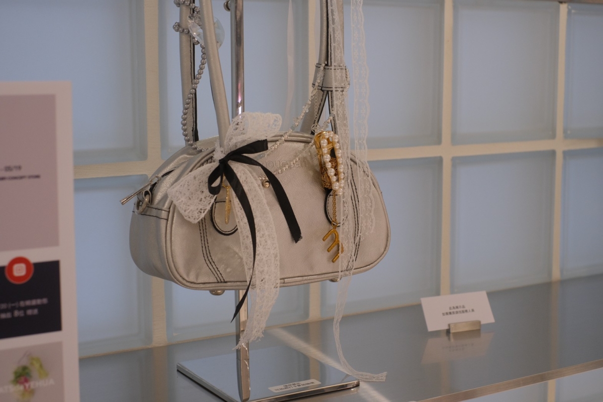 mouggan 保齡球肩背包，NT$1,090 (不含吊飾)