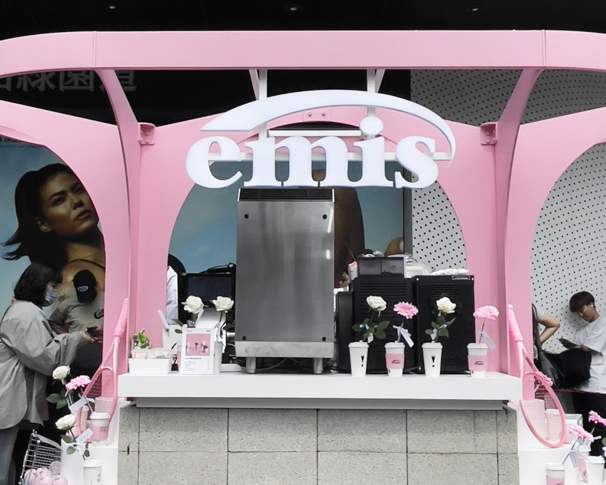 emis與CAFE!N硬咖啡以韓國潮流Pantone粉色系打造emis !SLAND