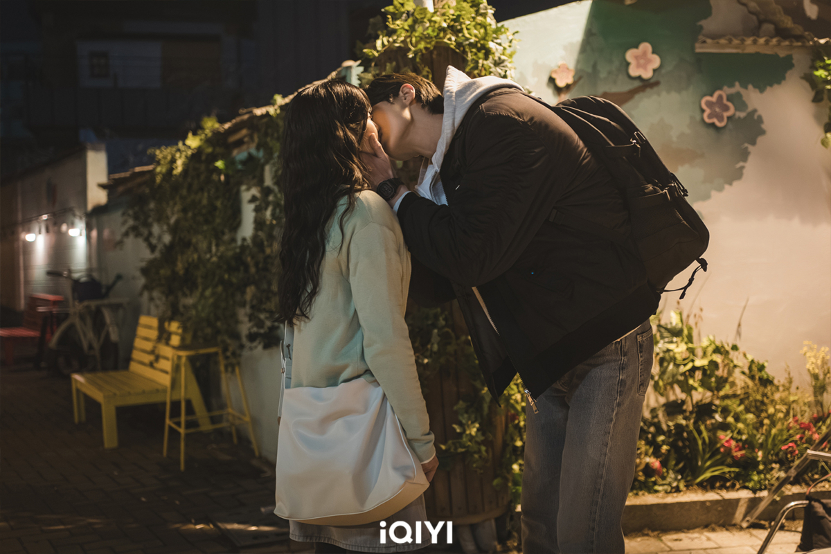 邊佑錫、金惠奫《背著善宰跑》吻戲