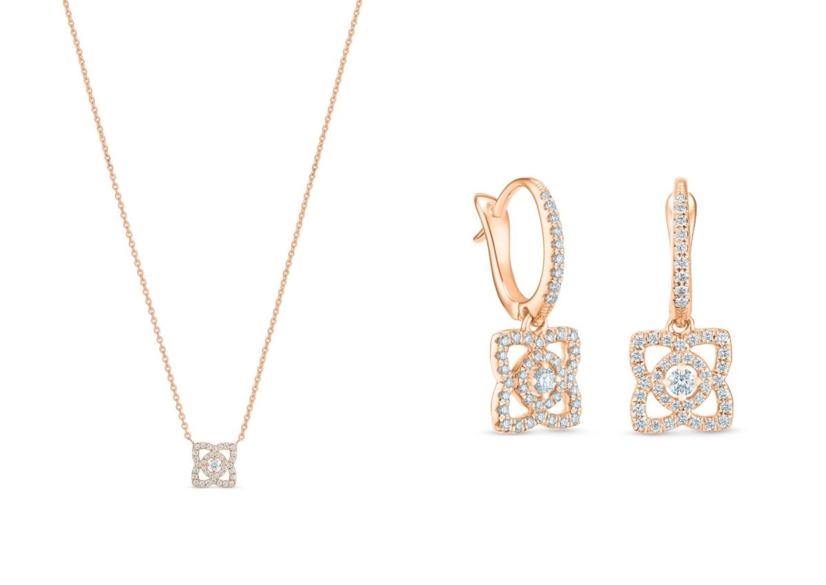 De Beers Enchanted Lotus 18K玫瑰金鑽石吊墜項鍊，NT$ 76,000；De Beers Enchanted Lotus 18K玫瑰金鑽石垂墜式耳環，NT$ 104,000