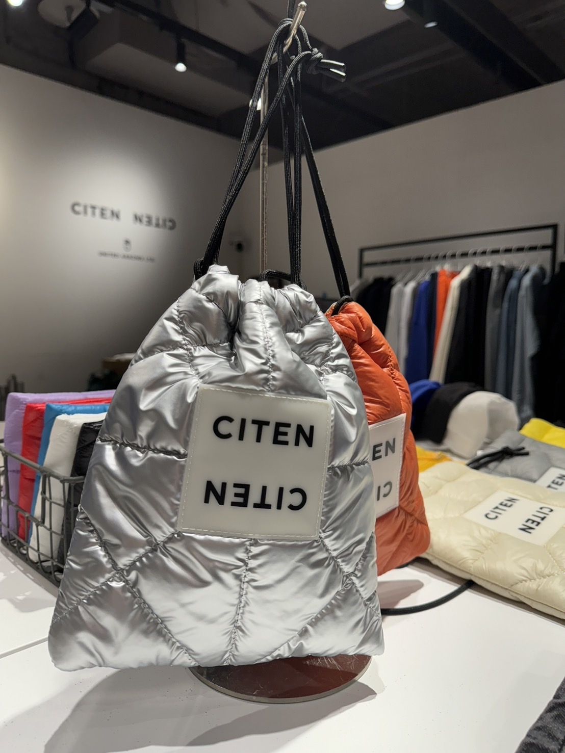 CITEN 鋪棉束口包，NT$1,400