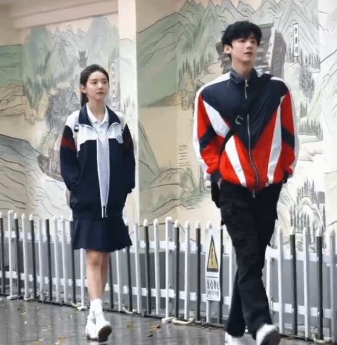 《難哄》白敬亭、章若楠同框照。