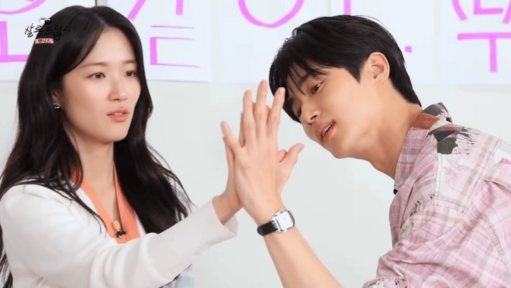 金惠奫和邊佑錫比手掌