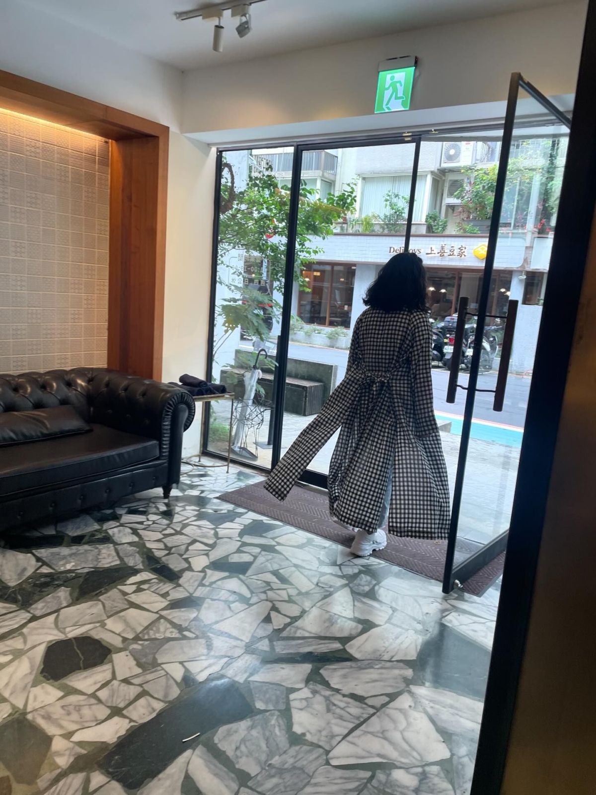 身穿黑白格紋上衣的陶子背影瀟灑霸氣。