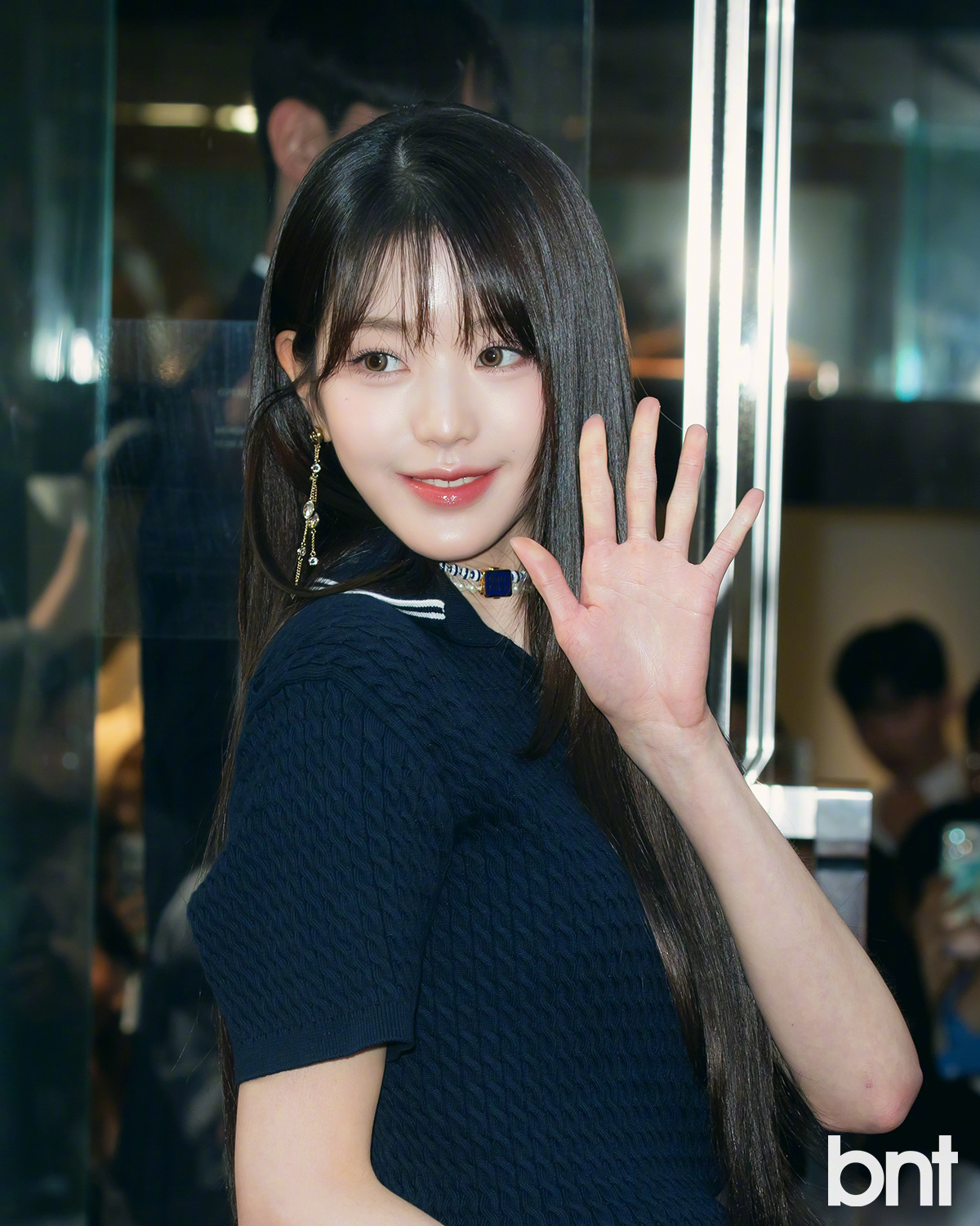 張員瑛親切打招呼