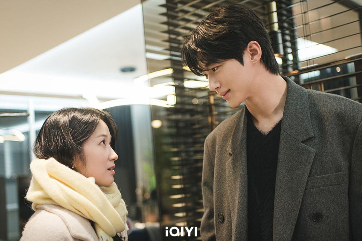 《背著善宰跑》邊佑錫飾演的柳善宰從一開始默默守護，到後來成為「禁慾系」男神的深情形象