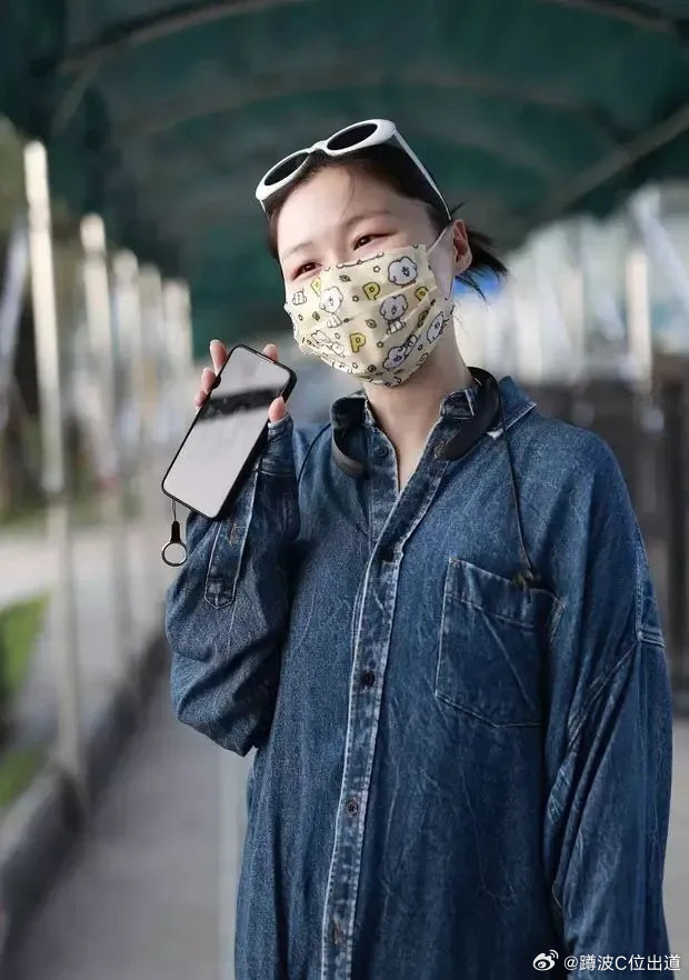 金靖近來在機場被媒體捕獲。