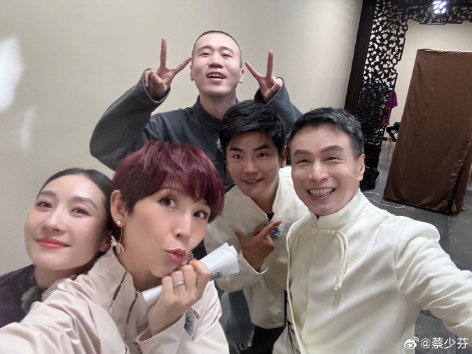 蔡少芬在團體照俏皮燦笑。