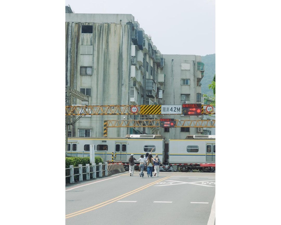 NewJeans現身宜蘭礁溪站台鐵平交道