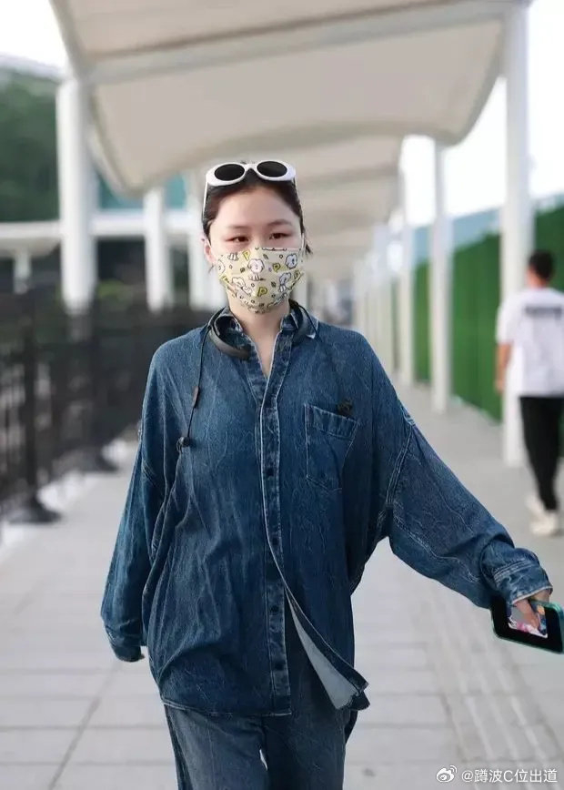 金靖孕肚並不明顯。