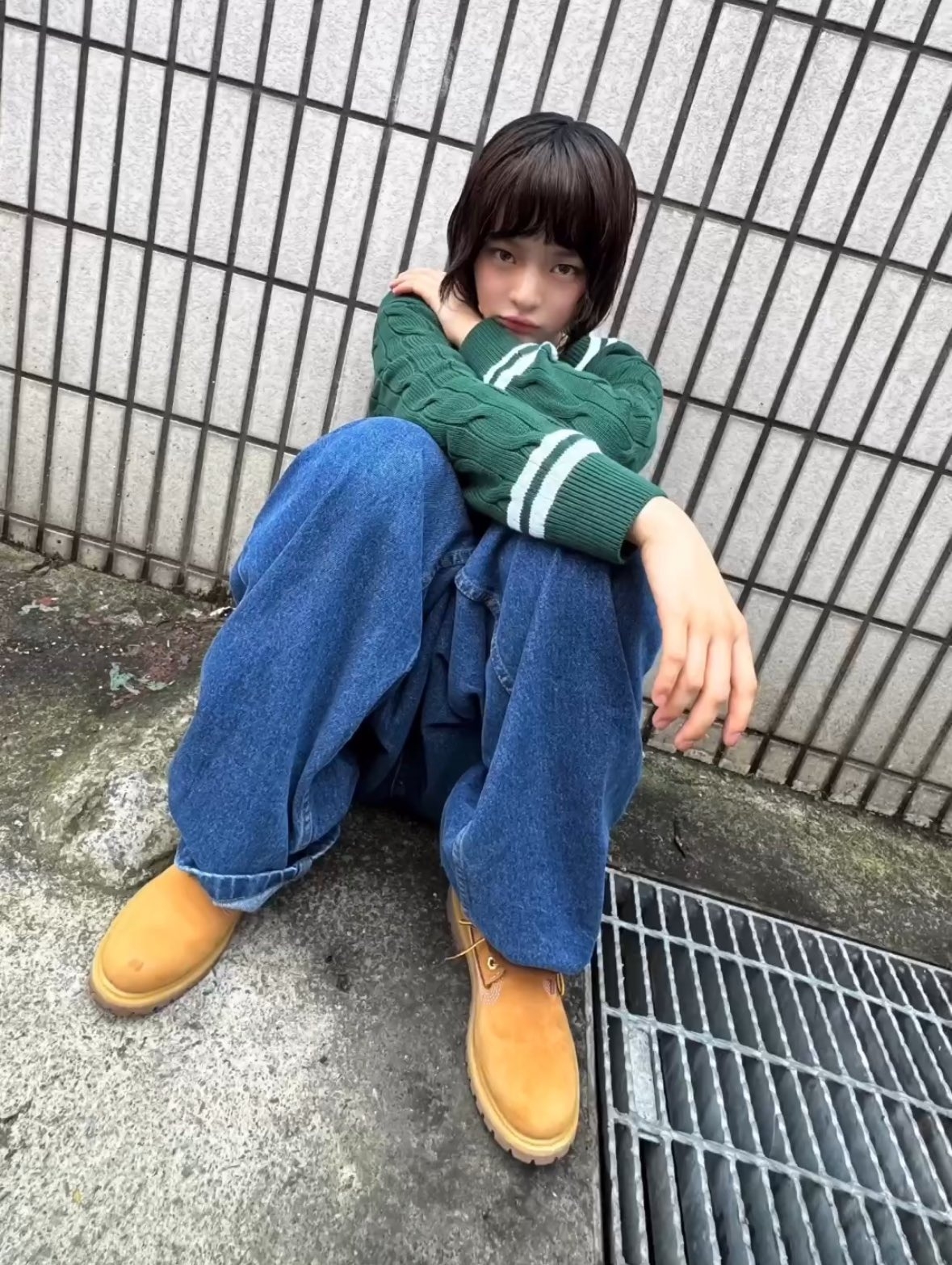 短髮Hanni坐在台灣道路水溝蓋旁拍攝