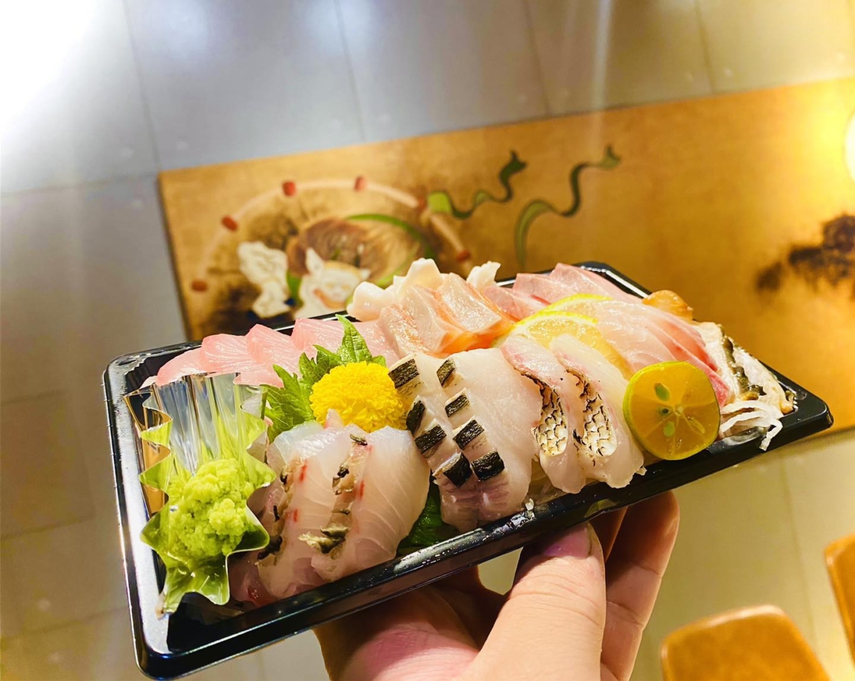 「味良」澎湖生魚片包含當季紅魽、海鱺、馬鞭魚紅槽魚、龍占、土魠魚，全都是當地現撈。