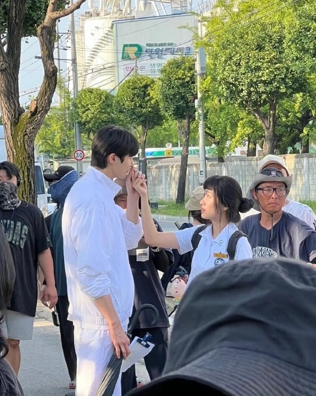 《背著善宰跑》路透照