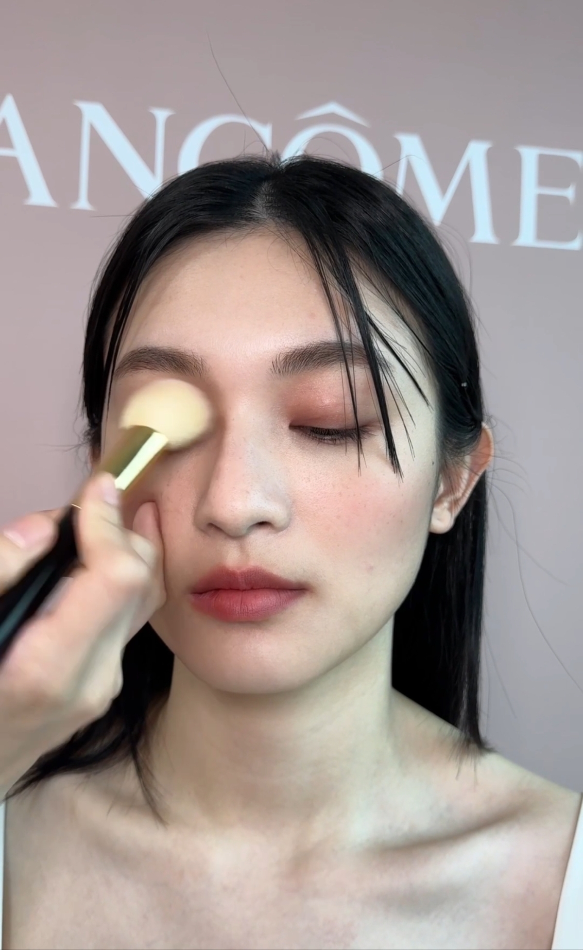 腮紅刷少量唇膏粉體輕刷眼窩