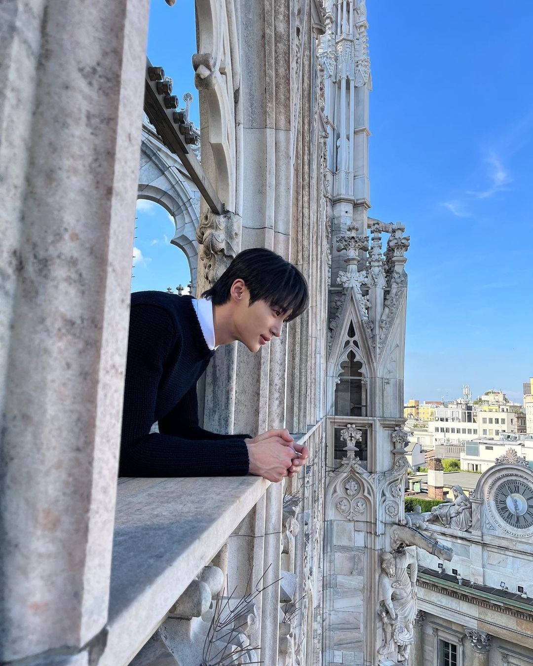 邊佑錫穿著PRADA現身