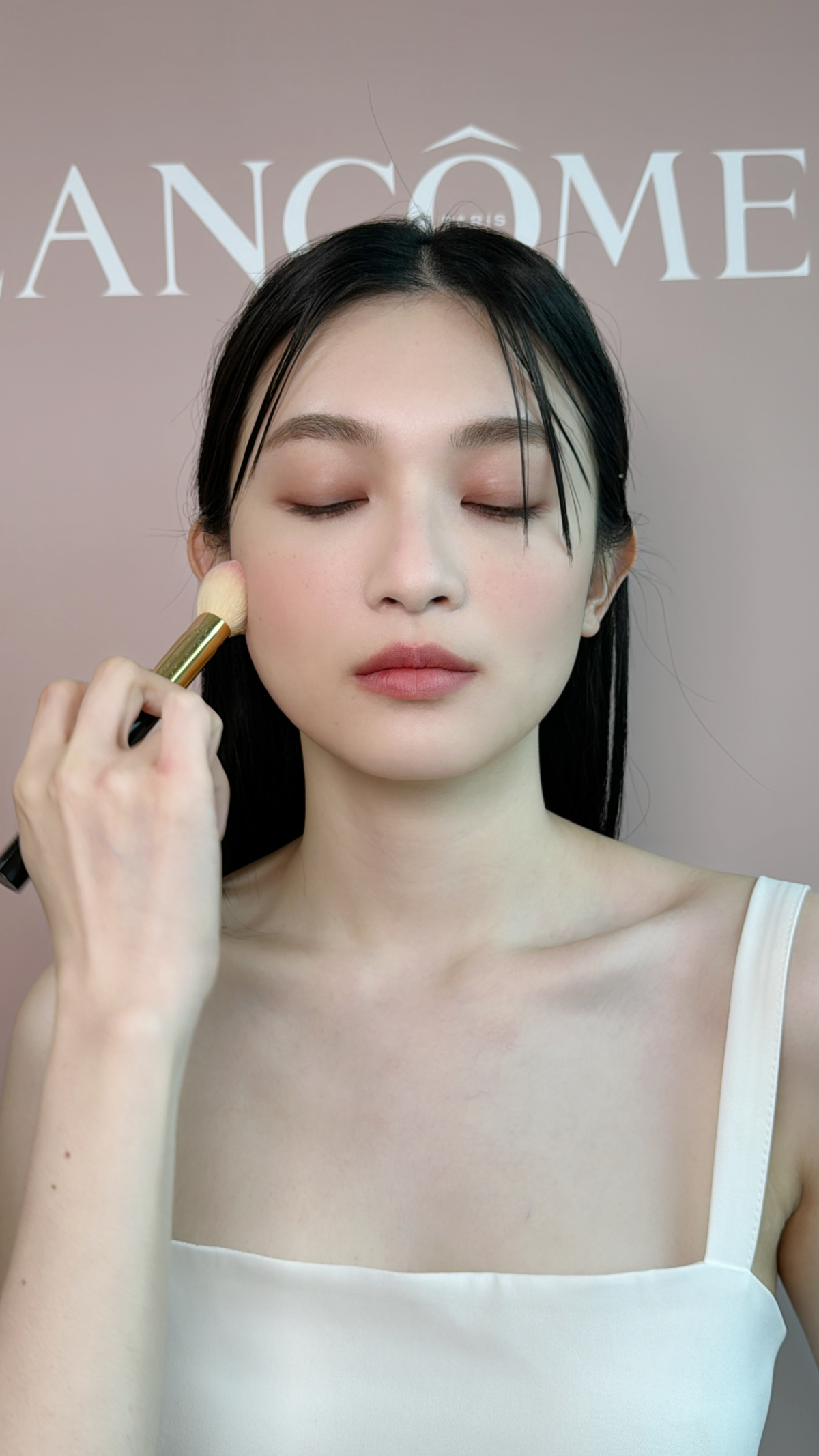 往太陽穴大範圍暈開，帶來粉紅泡泡的臉紅氛圍