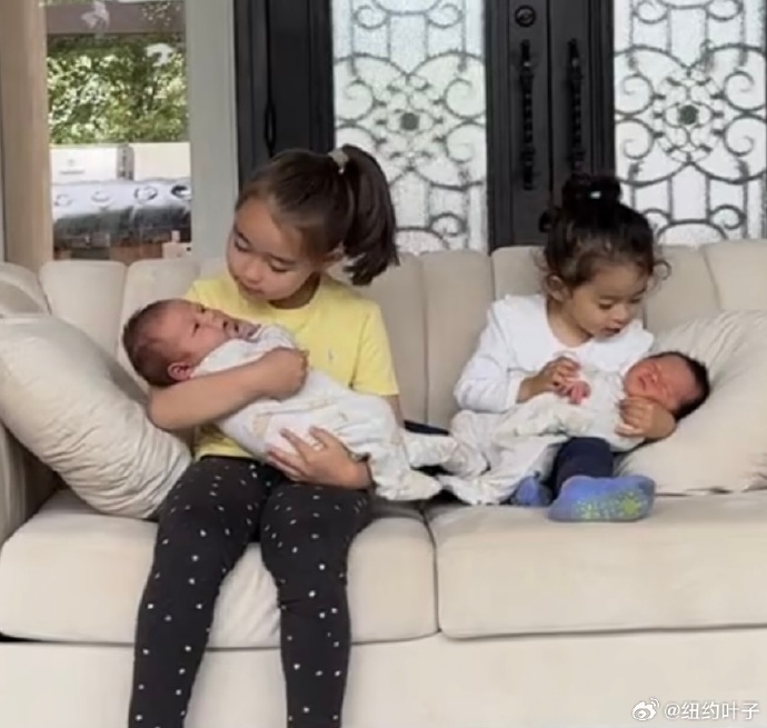 葉海洋女兒抱著2個新弟弟