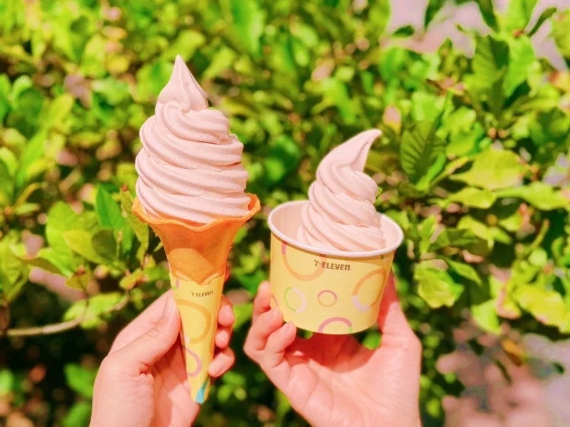 7-11「水蜜桃牛奶霜淇淋」外型夢幻亮麗。