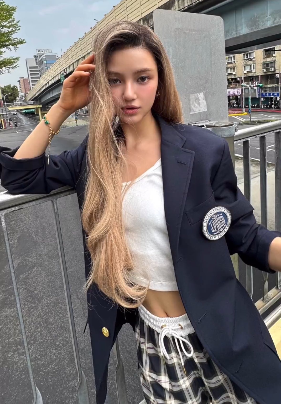 Danielle台灣華江整宅社區的天橋拍攝寫真