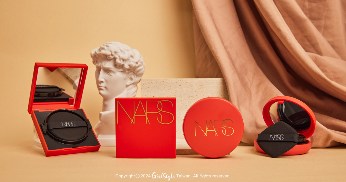 NARS 超持久亮顏氣墊粉餅SPF 50 PA+++12g，NT$1,900/瞬效水凝光氣墊粉餅SPF 50 PA+++$1,900