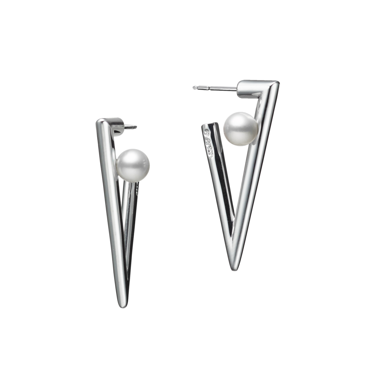 MIKIMOTO V Code系列純銀耳環,搭配日本 Akoya 珍珠約6.25mm,參考價格NT$28,000