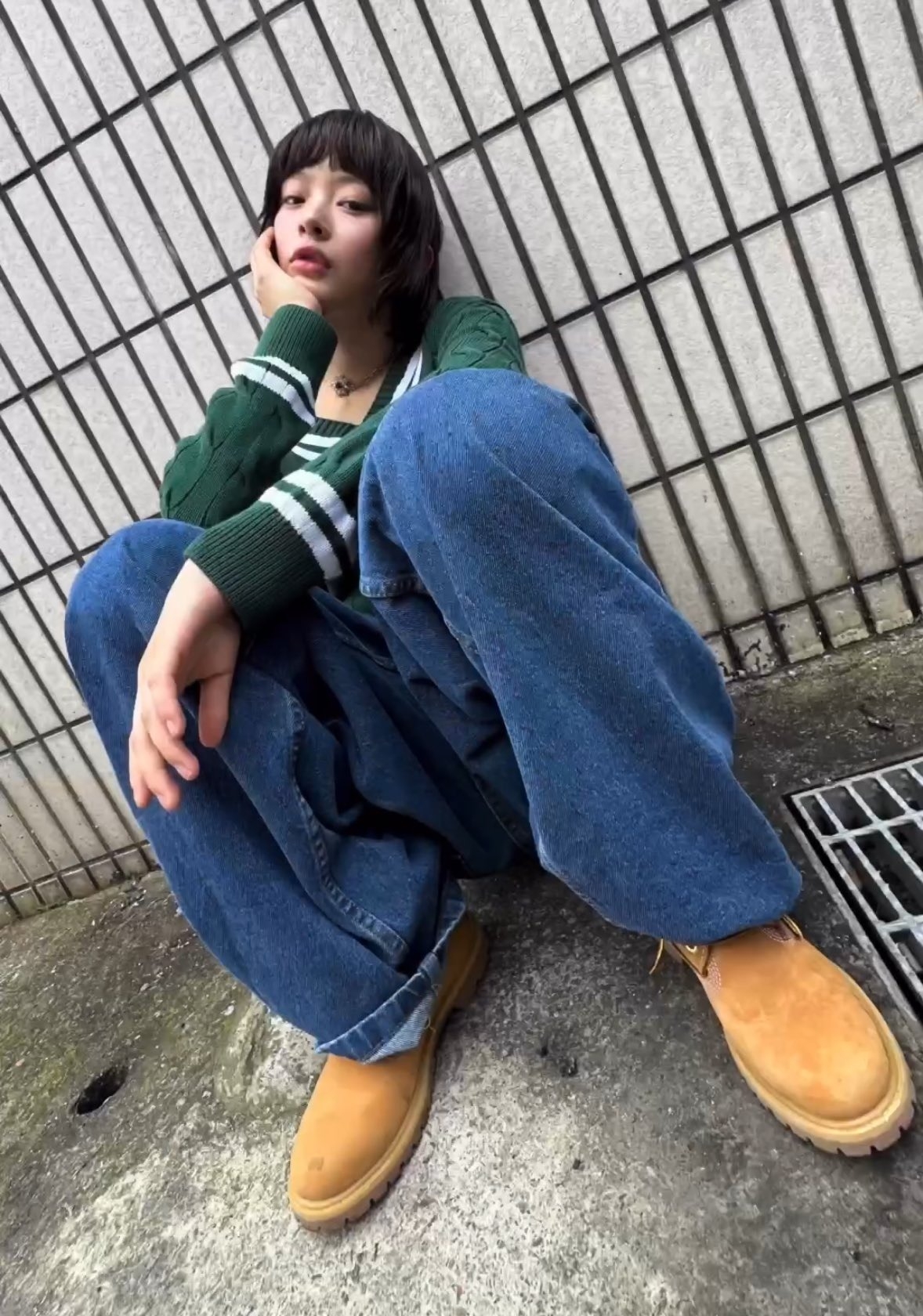 短髮Hanni坐在台灣道路水溝蓋旁拍攝
