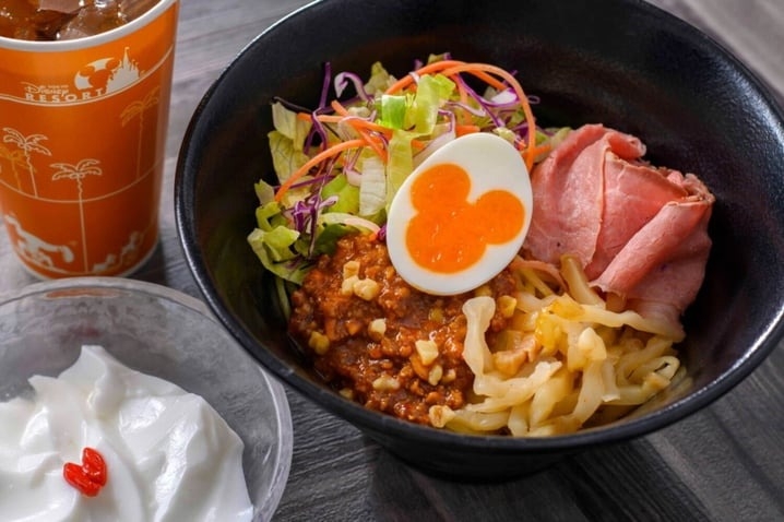 東京迪士尼樂園推出米奇圖案蛋黃的咖哩烏龍麵