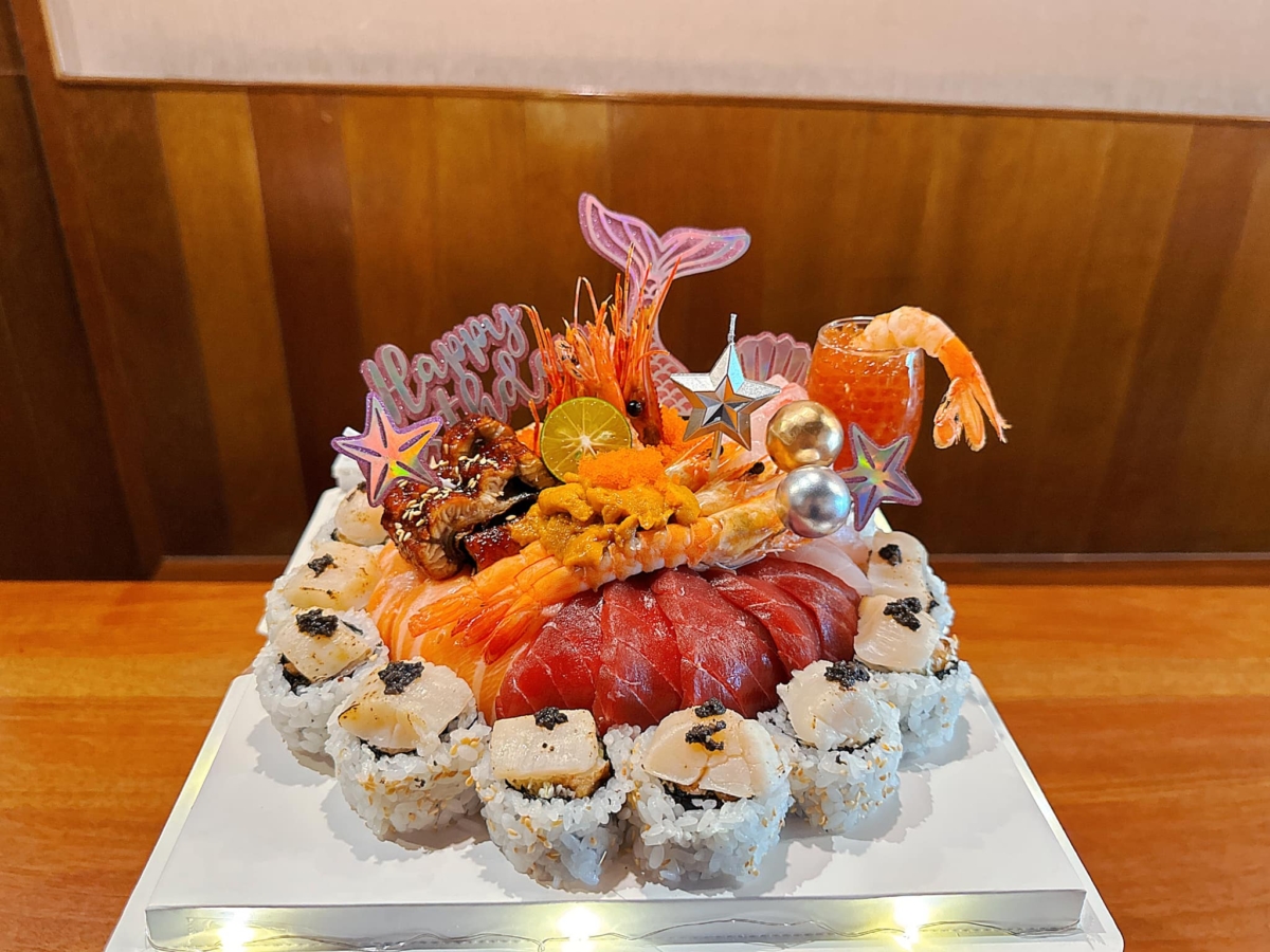 高雄「品益合樂屋」生魚片蛋糕料多豐富，鰻魚、海膽、干貝…都吃得到！