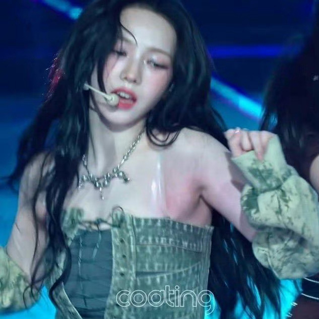 Karina最新舞台上，腋下一片紅腫