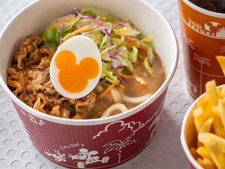 東京迪士尼樂園推出米奇圖案蛋黃的牛肉咖哩烏龍麵