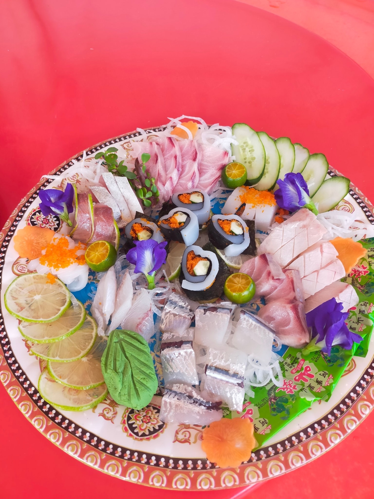 「二崁生魚片專門店」海料滿滿，料好實在。