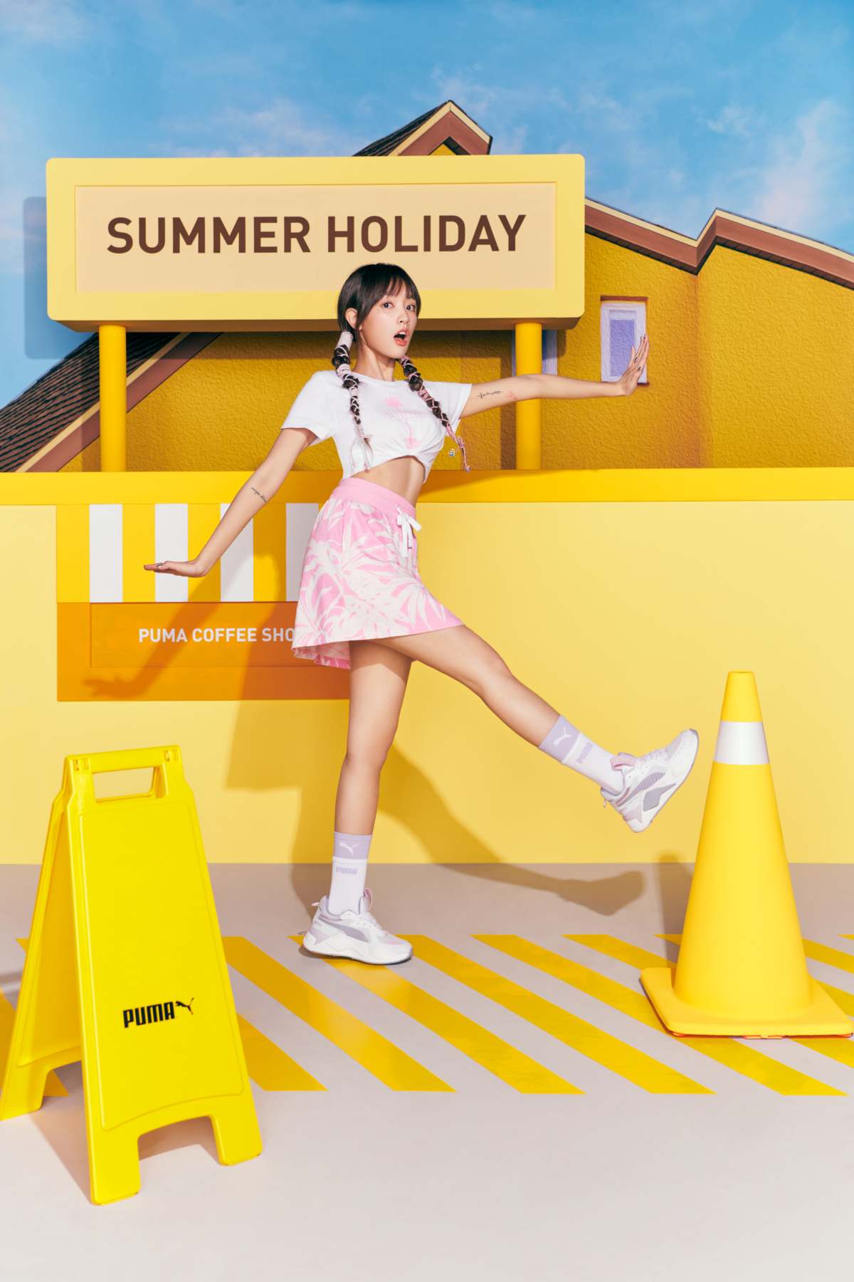 王淨上身穿著PUMA純白 Palm Resort 短袖T恤，完美釋放可愛陽光能量