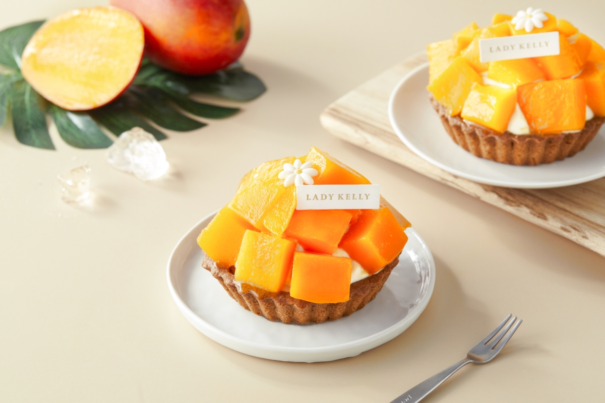 LADY KELLY芒果塔上豪邁的將新鮮芒果堆成小山,鮮嫩欲滴的模樣讓人瞬間勾起味蕾。