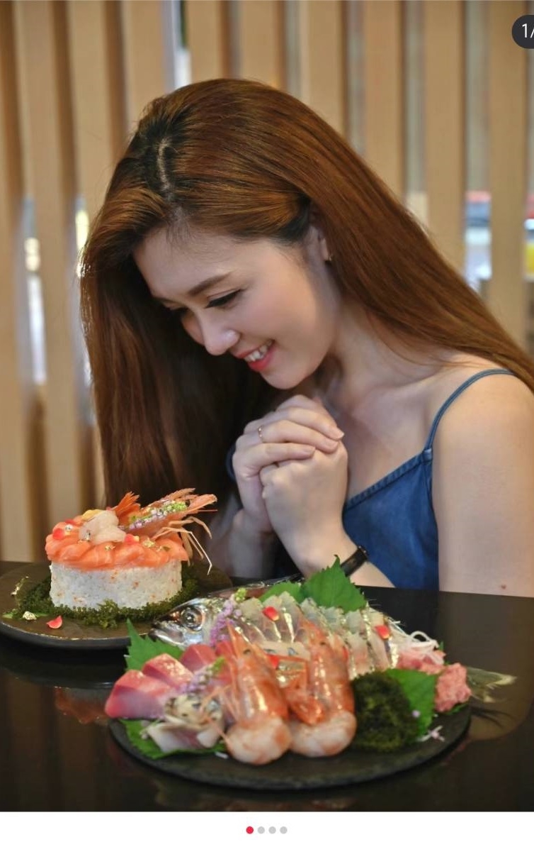 壽星收到生魚片蛋糕露出驚喜滿意的微笑，今年生日就來點不一樣的吧！