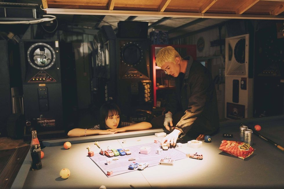 金髮造型的吳慷仁充滿叛逆不羈的氣息。