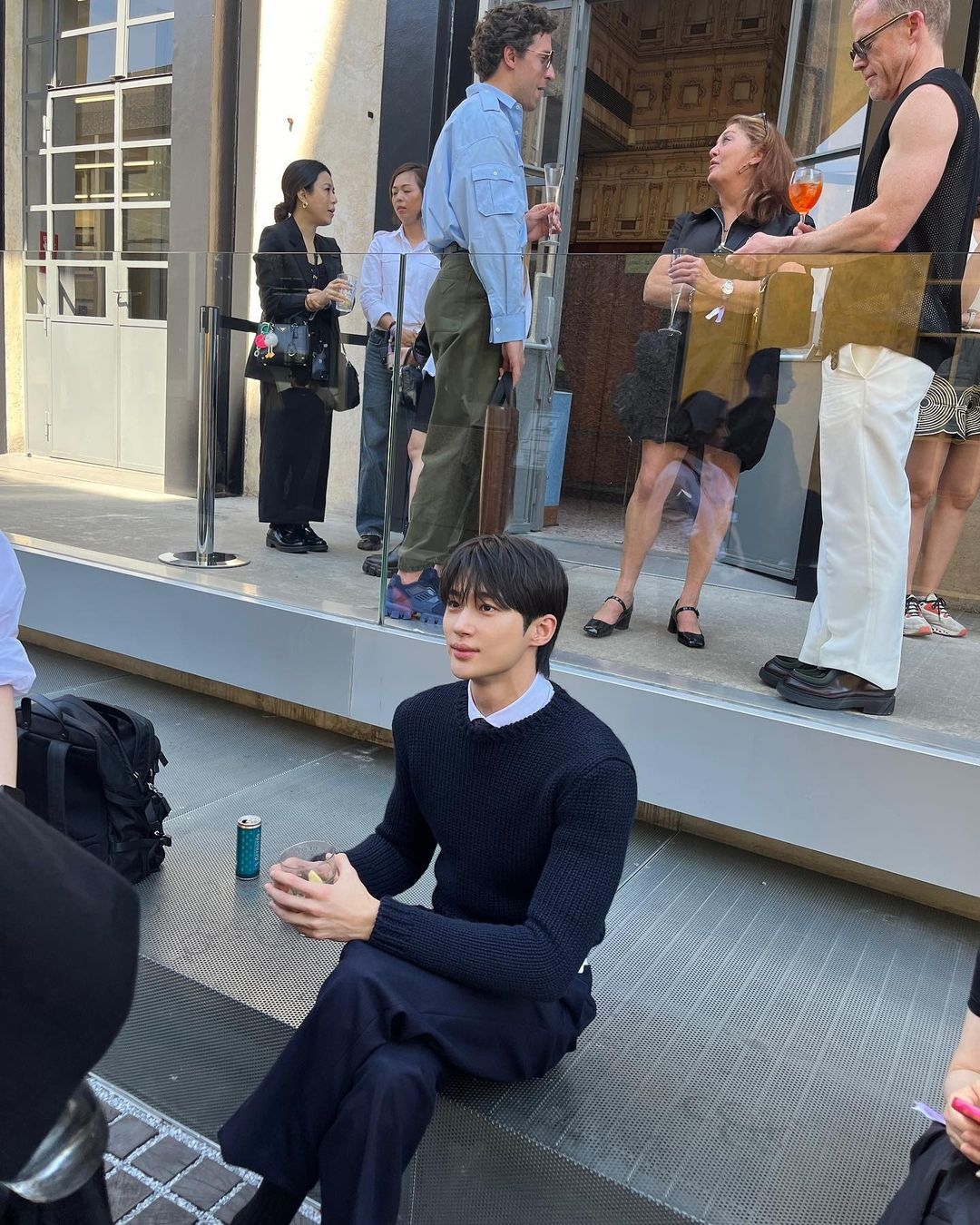 邊佑錫米蘭路邊吃三明治和喝咖啡