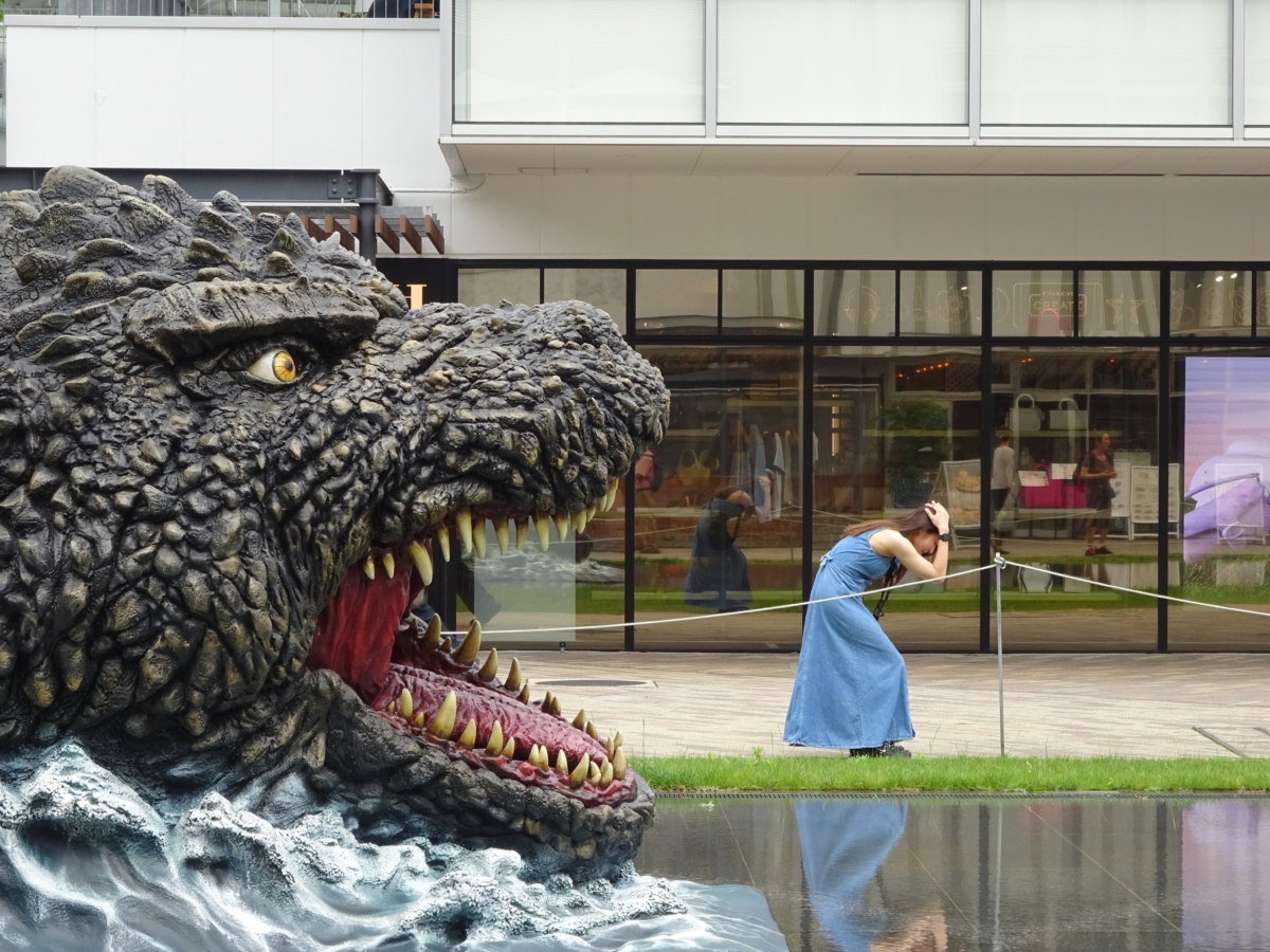 女生也可以跟哥吉拉拍出有趣照片