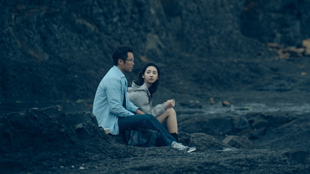 《誰是被害者2》張孝全與李沐在海邊談心，賺人熱淚。