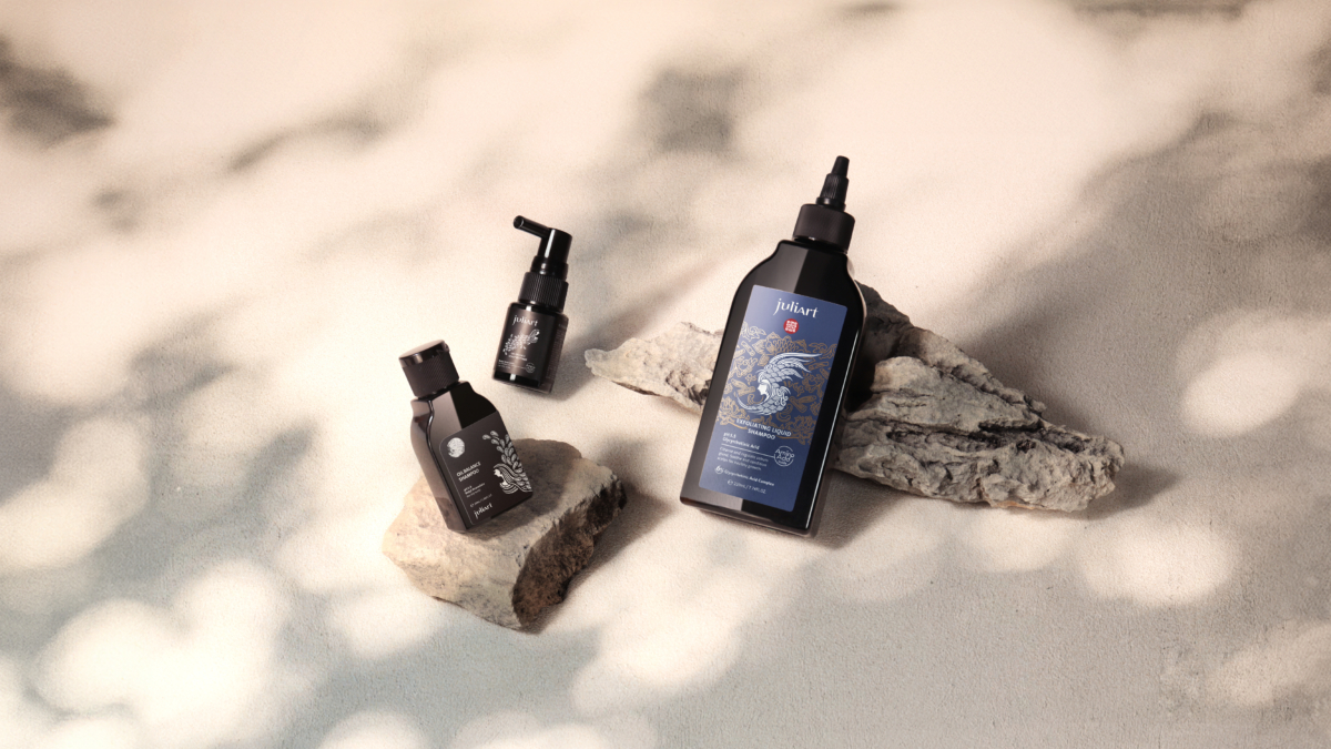 juliArt 明星商品「甘草次酸角質淨化液」為頭皮溫和去除固態油垢，告別夏季油頭異味困擾。 