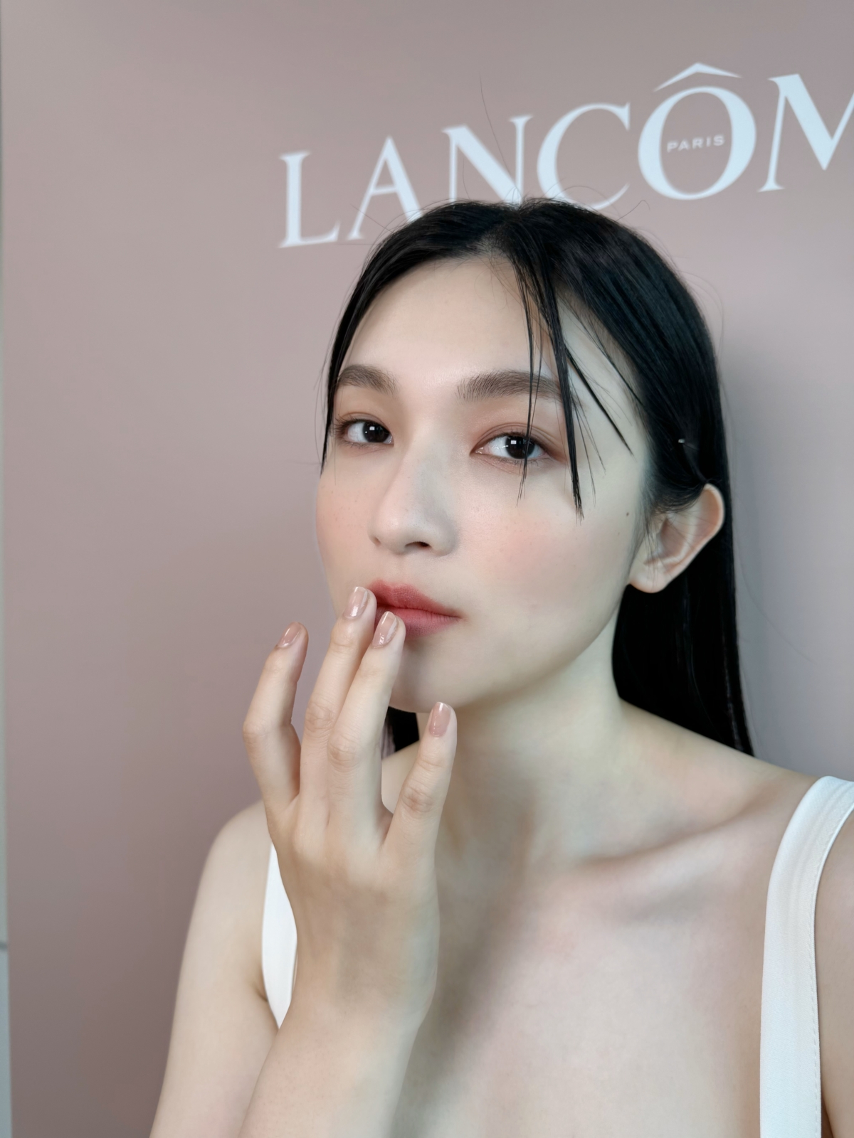 用指尖暈染唇膏，打造出無邊際感