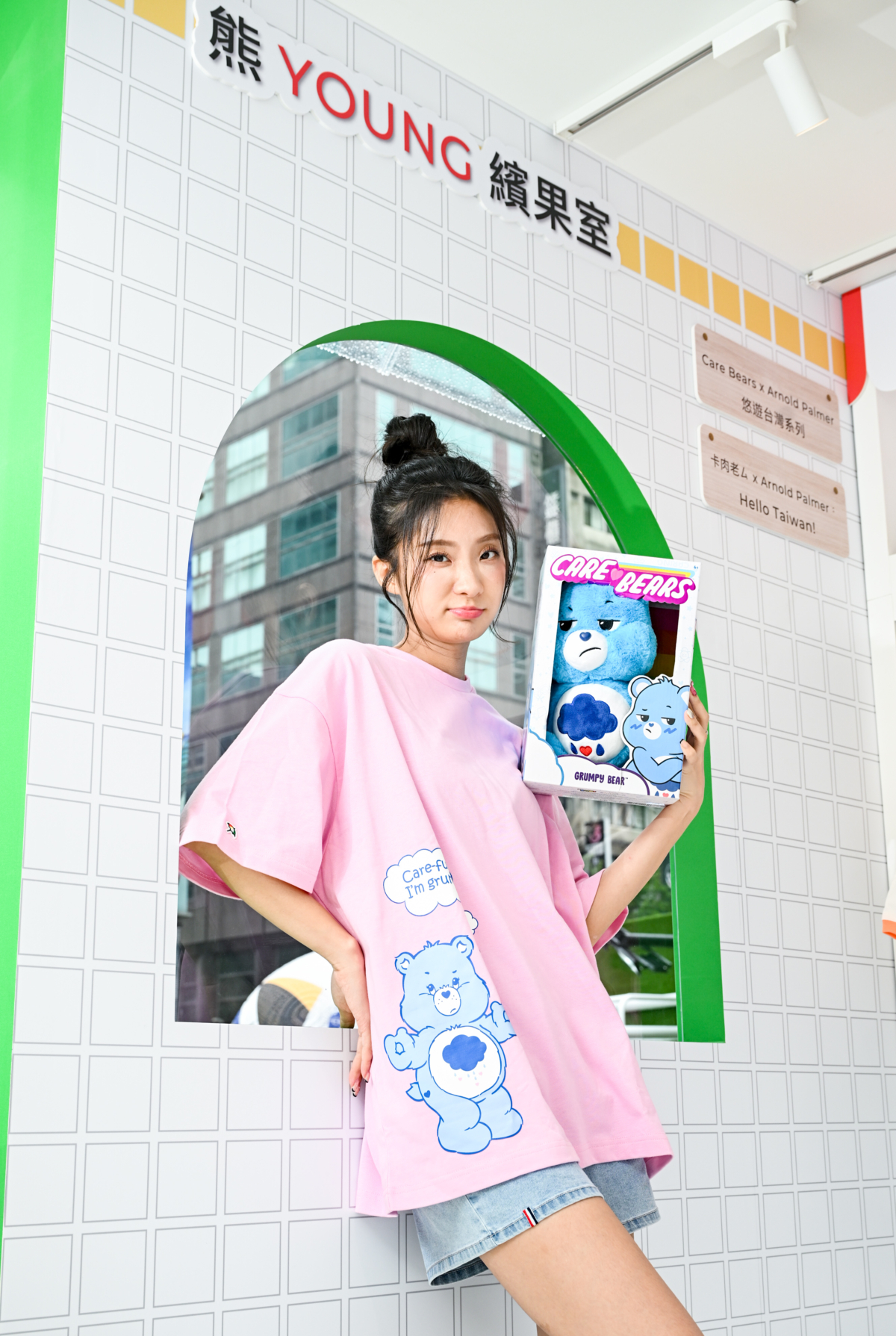 陳華身穿「Care Bears x Arnold Palmer 悠遊台灣系列」