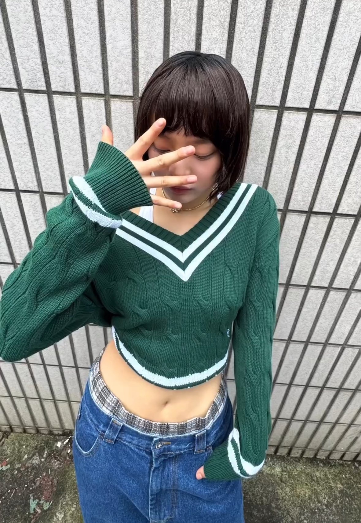 短髮Hanni在台灣道路水溝蓋旁拍攝