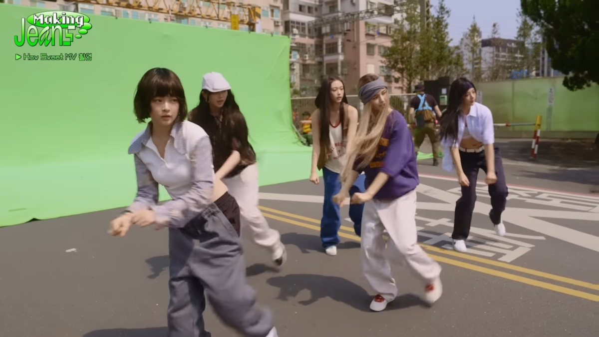NewJeans台灣拍攝〈How Sweet〉平交道後面是綠幕