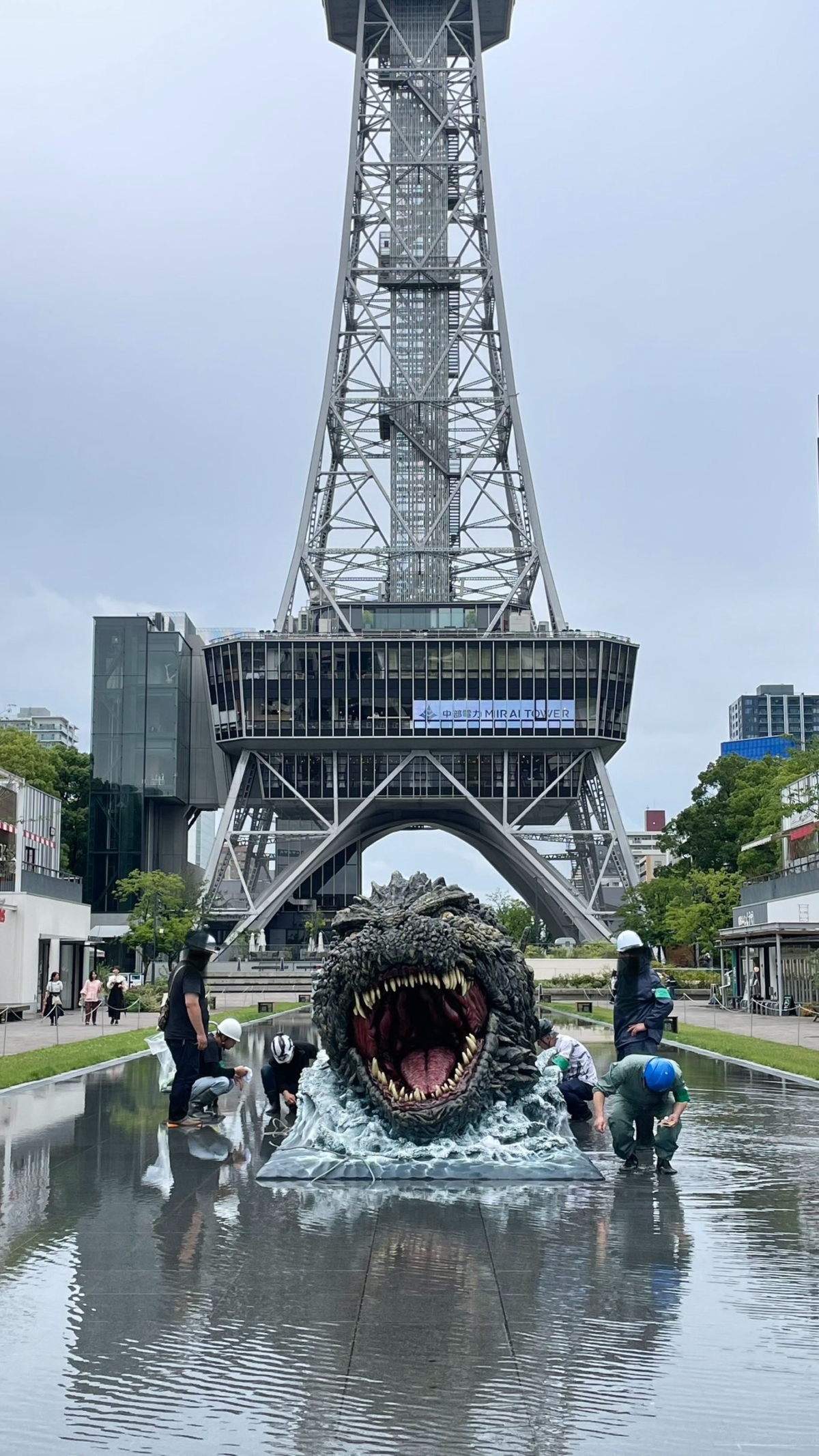 哥吉拉浮現在中部電力MIRAI TOWER之前