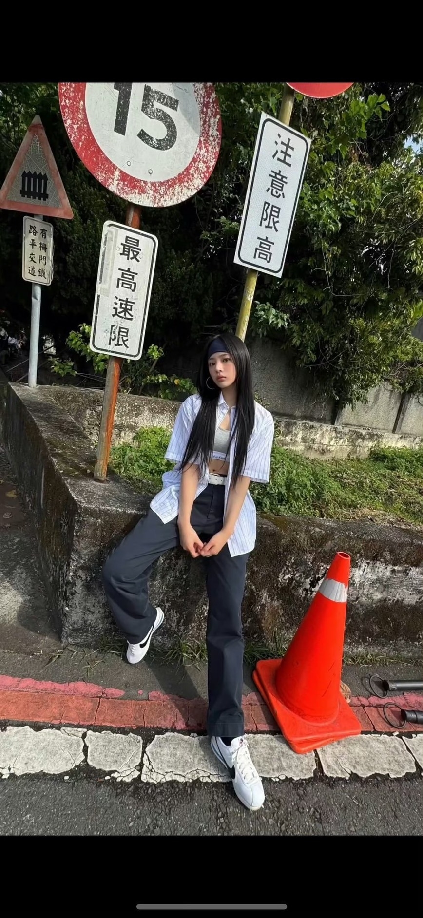 Minji在宜蘭平交道擺拍