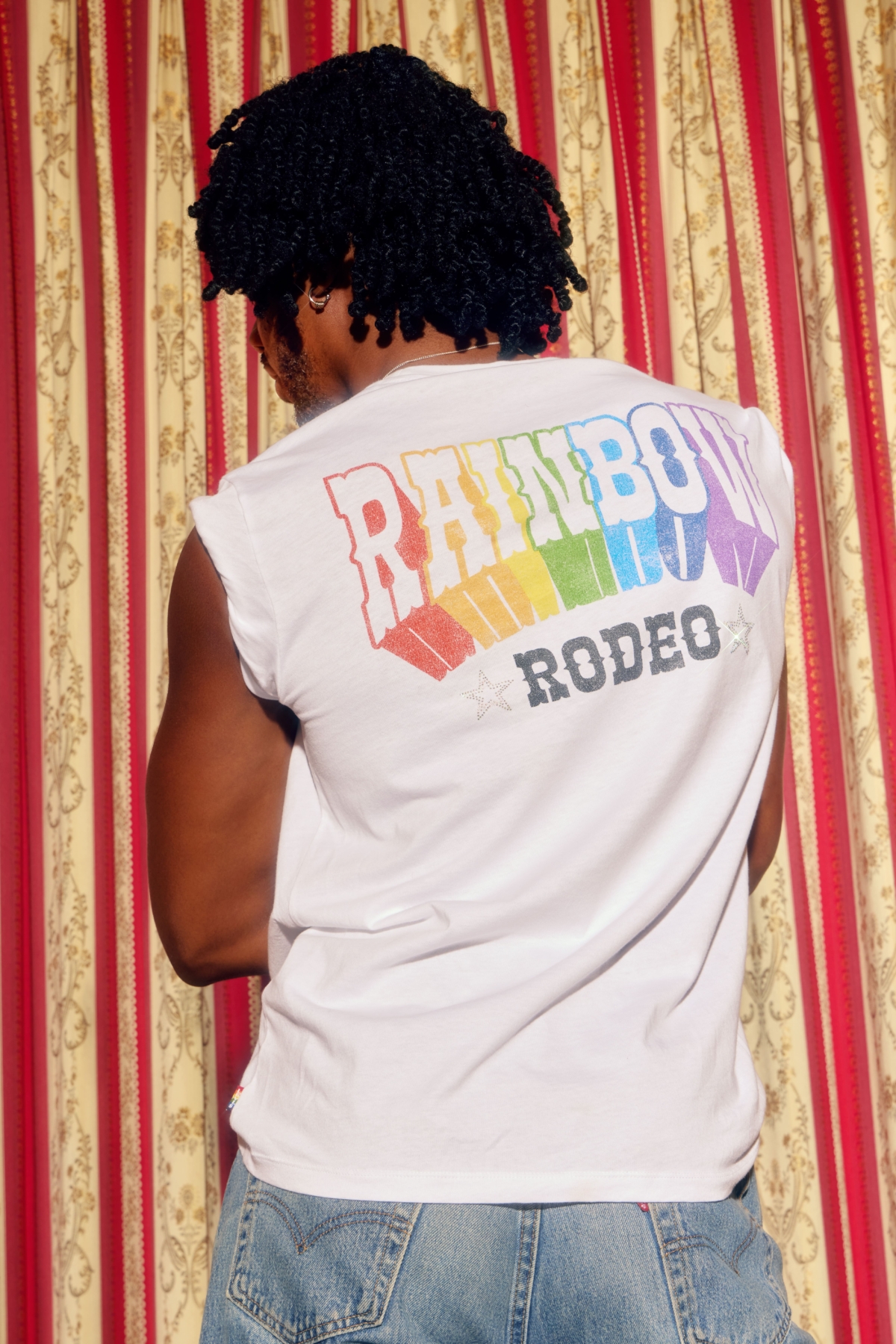 Pride 2024系列則以1970年代源自內華達州的酷兒「彩虹牛仔競技（馬術比賽）」為基底。