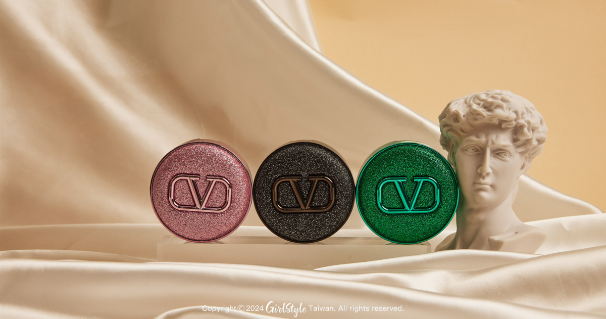 VALENTINO 高訂輕透氣墊粉餅，NT$1,800(粉蕊)/ NT$1,300(粉餅盒)