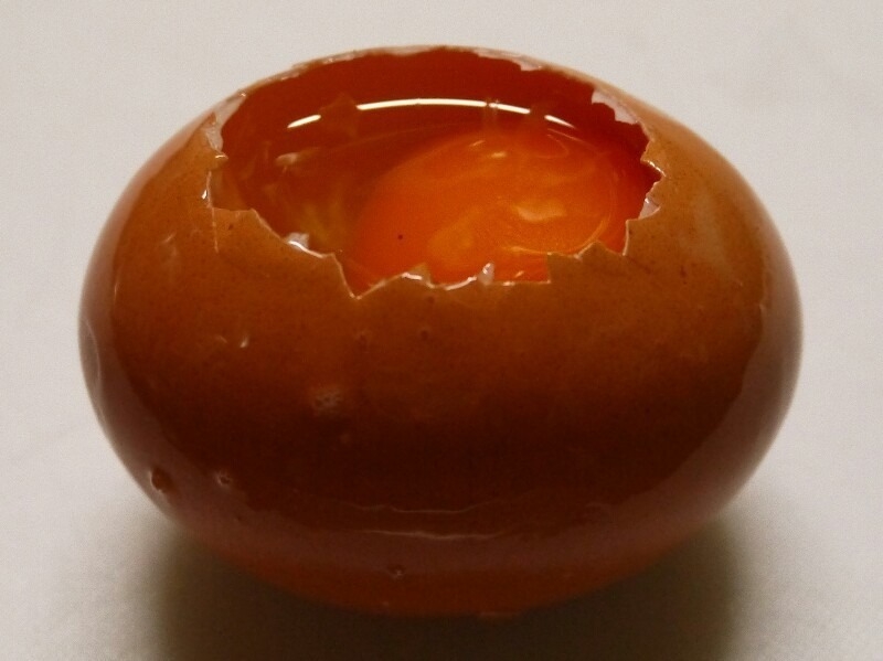 首先要用側面開雞蛋