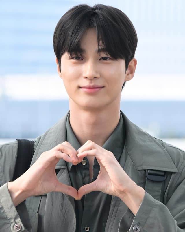 邊佑錫因主演電視劇《背著善宰跑》爆紅